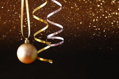 Noel şenlikli ağaç topu dekorasyon siyah backgro önünde