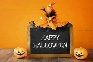 Cadılar Bayramı kavramı. Blackboard yanında tatlı kabak