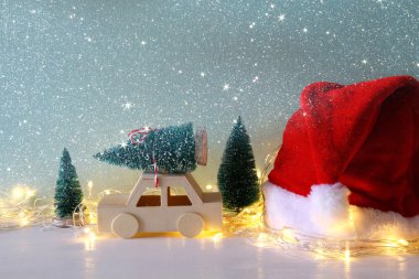 Bir Noel ağacı sonraki santa claus şapka taşıyan ahşap araba