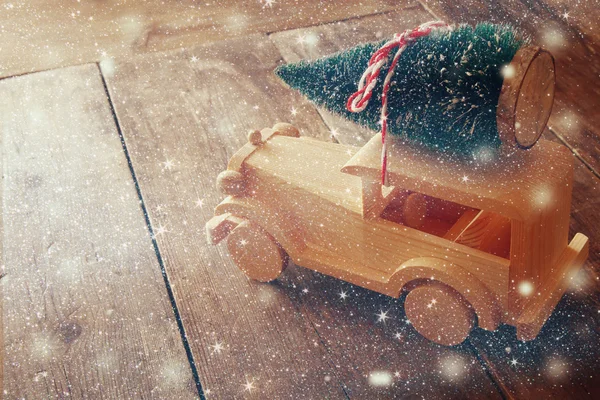 Houten auto uitvoering van een kerstboom. Glitter overlay — Stockfoto