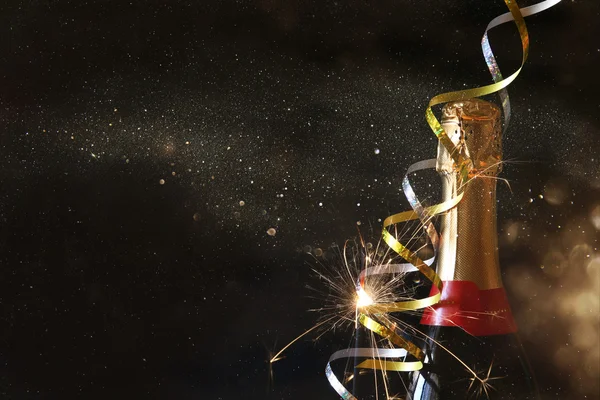 Imagem abstrata de garrafa de champanhe e luzes festivas — Fotografia de Stock