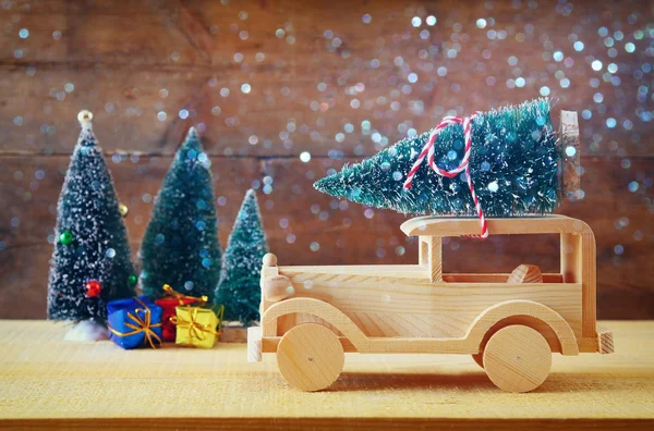 Carro de madeira carregando uma árvore de Natal. Sobreposição de brilho — Fotografia de Stock