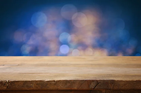 블루 반짝이 조명 배경 앞에서 빈 테이블 — 스톡 사진