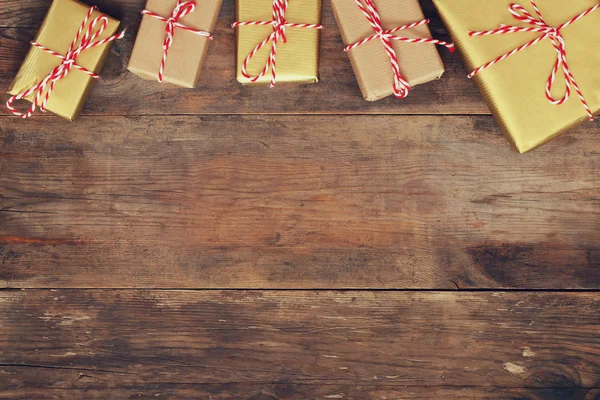 Cajas de regalo hechas a mano sobre fondo de madera —  Fotos de Stock