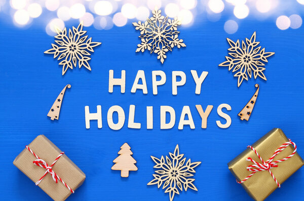 Подарочные коробки ручной работы, декоративные снежинки, елка
