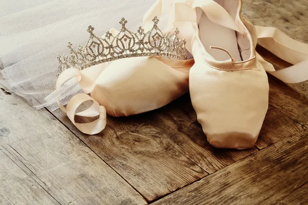 Imagen de zapatos de seda puntiaguda y tutú en piso de madera — Foto de Stock
