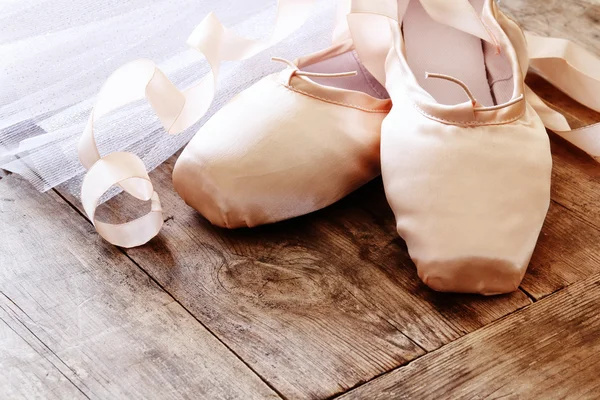Imagen de zapatos de seda puntiaguda y tutú en piso de madera —  Fotos de Stock