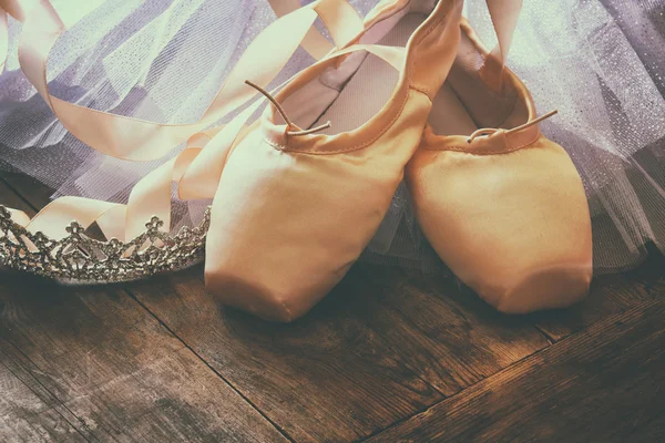 Zapatos de seda puntas y tutú en el suelo de madera. Vintage filtrado — Foto de Stock