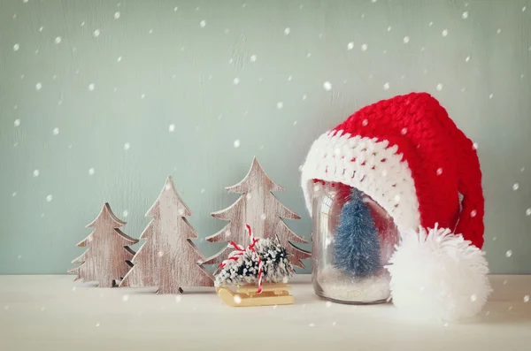 Милая вязаная шляпа Санта-Клауса на сосуде с рождественской ёлкой — стоковое фото