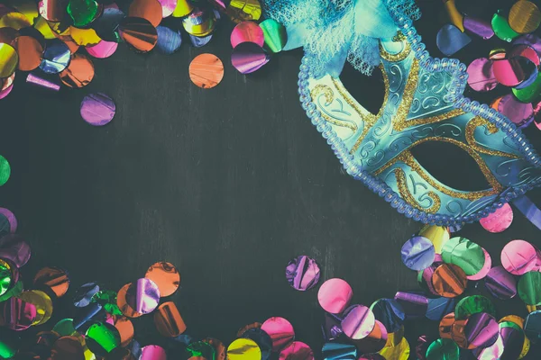Maska benátská maškaráda a barevné konfety — Stock fotografie