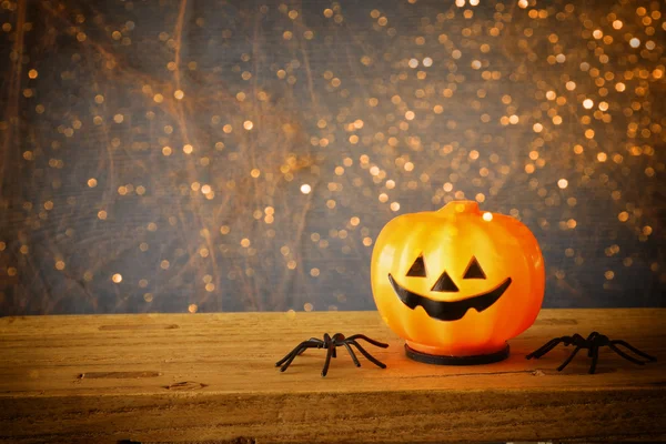 Halloween concept. Schattig pompoenen op houten tafel — Stockfoto