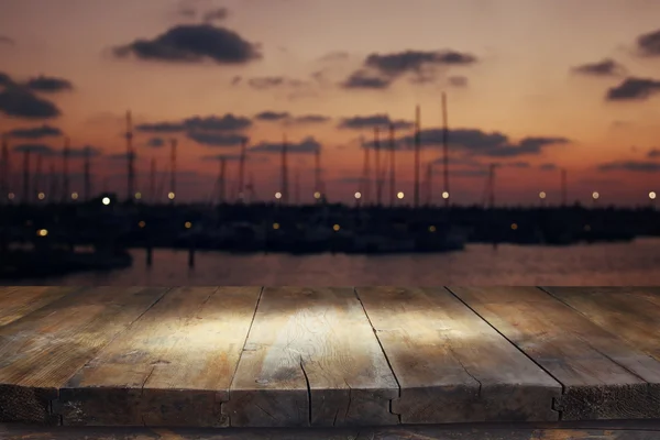 Fából készült asztal homályos Yachtok: sunset pier — Stock Fotó