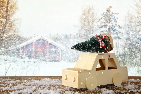 Houten auto uitvoering van een kerstboom — Stockfoto