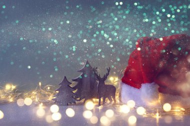 Düşük anahtar görüntü ahşap Noel ağaçları ve Noel Baba şapkası