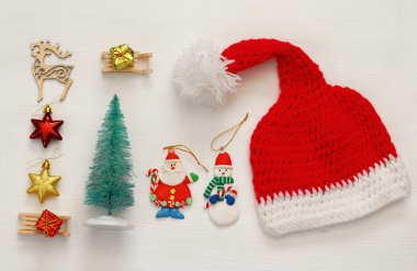 Noel Baba kırmızı şapka yanındaki Noel süsleri