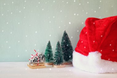 Noel Baba şapkası yanındaki Noel ağaçları görüntüsünü