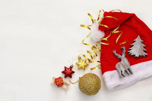 Weihnachtsmann mit rotem Hut neben Holzdekorationen — Stockfoto