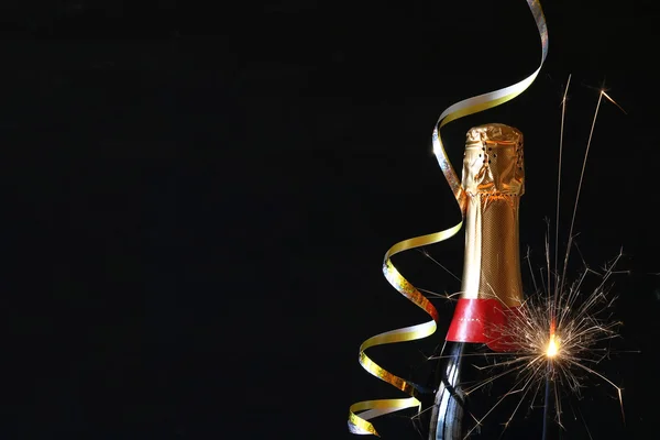 Imagem de garrafa de champanhe e luzes festivas — Fotografia de Stock