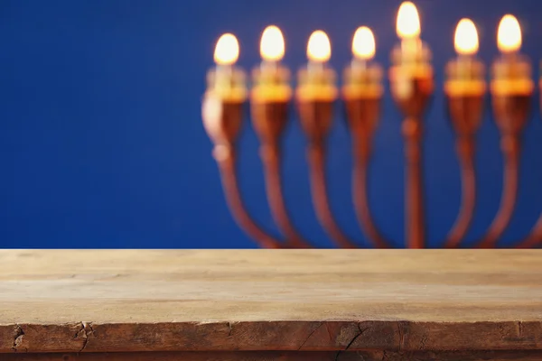 Tavolo vuoto davanti alla festa ebraica Hanukkah sfondo — Foto Stock