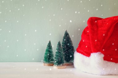 Noel Baba şapkası yanındaki Noel ağaçları görüntüsünü.