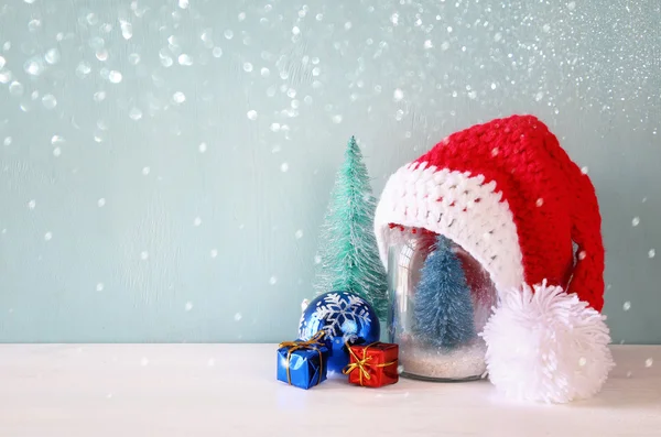 Knitted santa hat on mason jar with christmas tree — Φωτογραφία Αρχείου