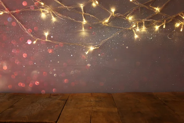 Mesa vazia na frente de Natal luzes guirlanda ouro quente — Fotografia de Stock