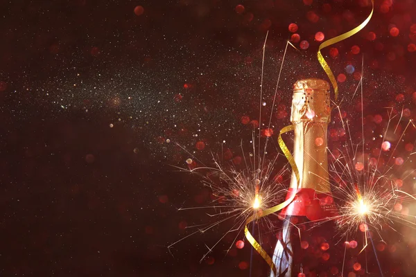 Şampanya şişesi ve festival ışıkların soyut resim — Stok fotoğraf