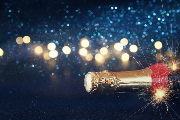 Abstract beeld van champagnefles en feestelijke verlichting — Stockfoto