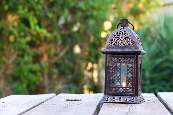 Vintage Oosterse lantaarn over houten tafel — Stockfoto