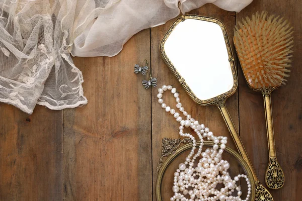 Image de vue du dessus des objets de mode de toilette femme vintage — Photo