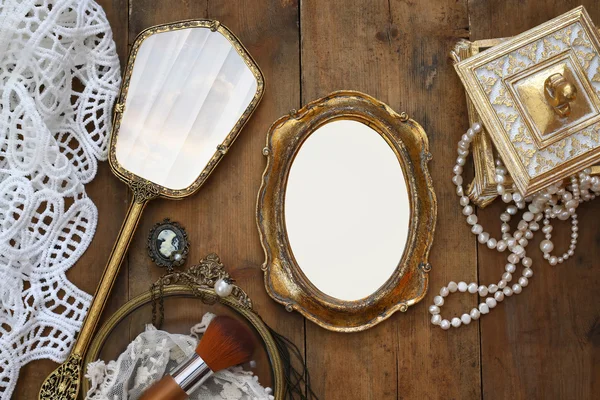 Vintage vrouw toilet mode objecten naast leeg fotolijstjes — Stockfoto