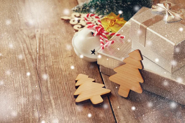 Decoratieve houten kerstboom naast geschenkdozen — Stockfoto
