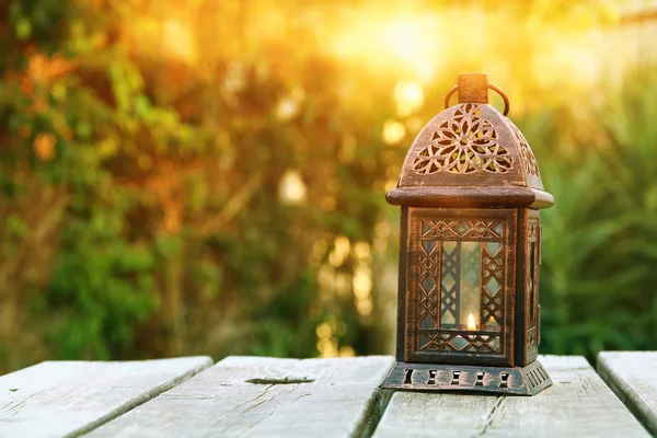 Orientalische Laterne über Holztisch im Freien — Stockfoto