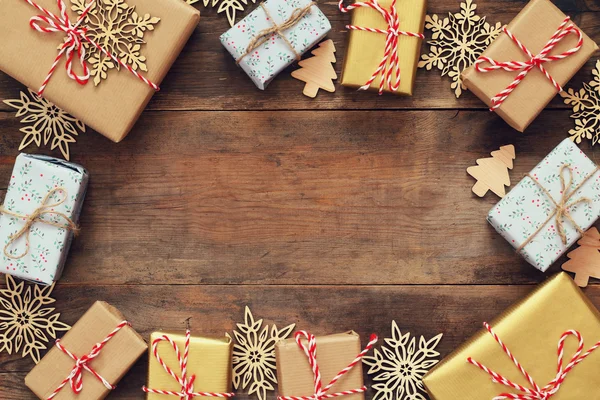 Cajas de regalo hechas a mano sobre fondo de madera — Foto de Stock