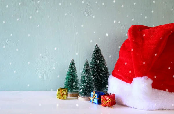 Bild von Weihnachtsbäumen neben dem Weihnachtsmann. — Stockfoto