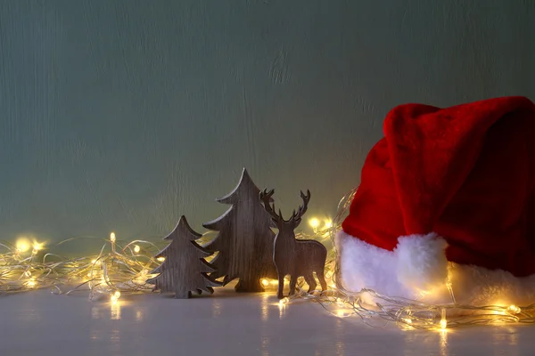 Bassa chiave Immagine di albero di Natale e cervo con ghirlanda luci — Foto Stock