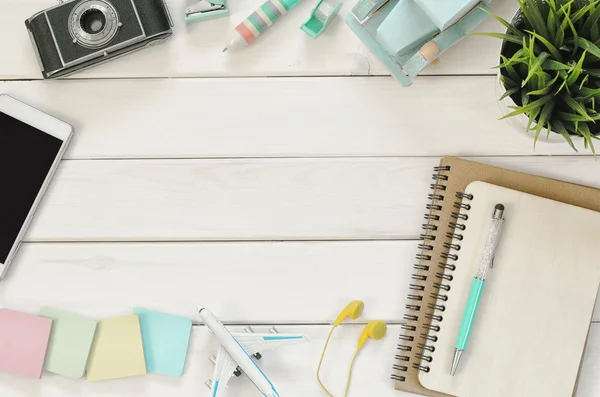 Bovenaanzicht van office bedrijf levert op witte houten tafel — Stockfoto