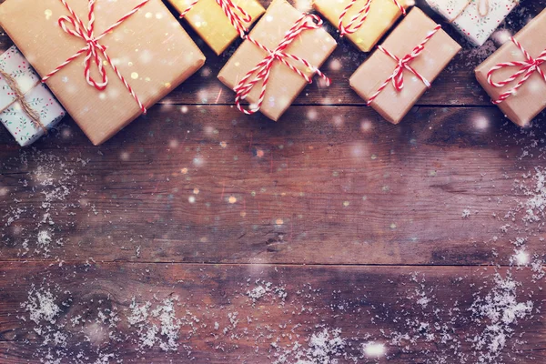 Cajas de regalo hechas a mano sobre fondo de madera — Foto de Stock