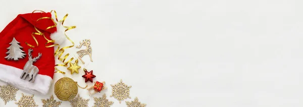 Noel Baba kırmızı şapka yanındaki ahşap dekorasyon — Stok fotoğraf