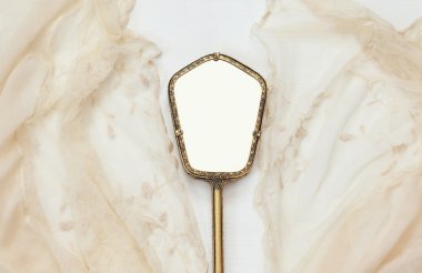 Vintage el ayna ve dantel fular görüntüsünü Üstten Görünüm