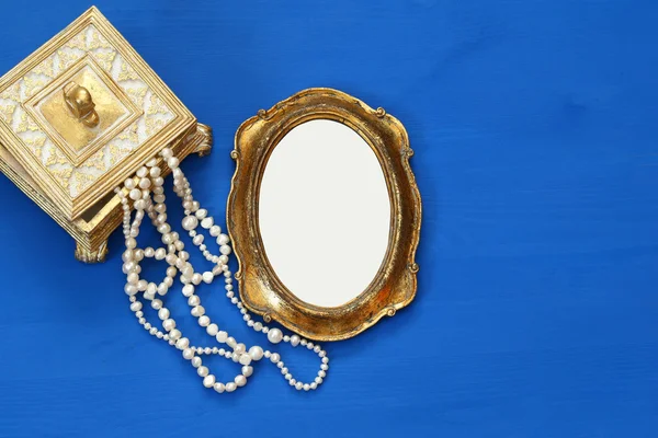 Vintage woman toilet objects next to blank photo frame — Stock fotografie