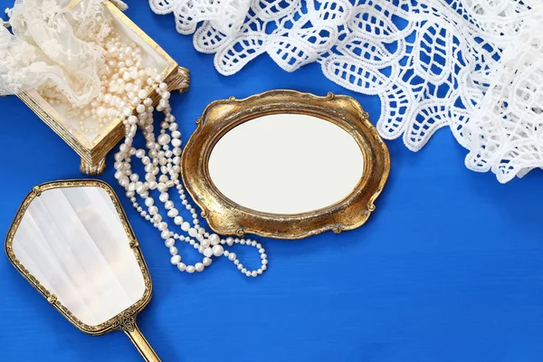 Vintage woman toilet objects next to blank photo frame — Stock fotografie