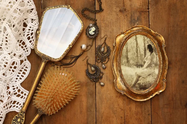 Vintage vrouw toilet objecten naast oude fotografie — Stockfoto