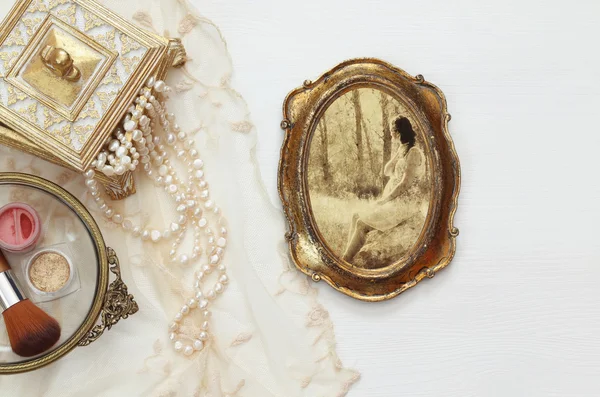 Vintage woman toilet objects next to old photography — Stock fotografie