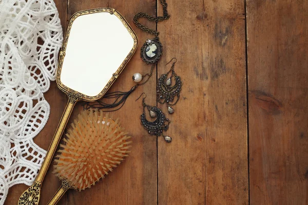 Image de vue du dessus des objets de mode de toilette femme vintage — Photo