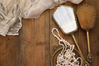 Vintage kadın tuvalet moda nesneleri görüntüsünü Üstten Görünüm