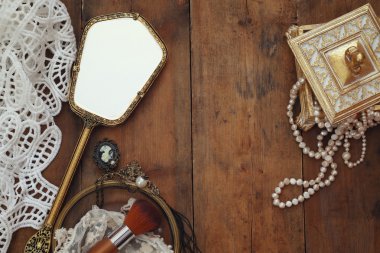 Vintage kadın tuvalet moda nesneleri görüntüsünü Üstten Görünüm