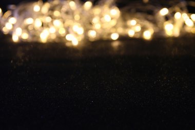 Glitter vintage ışıklar arka plan. koyu altın rengi ve siyah