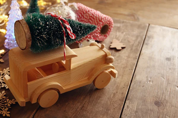 Coche de madera que lleva un árbol de Navidad — Foto de Stock