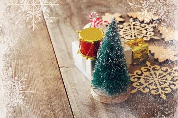 Boże Narodzenie koncepcja. Dekoracyjne drzewa obok dekoracje — Zdjęcie stockowe